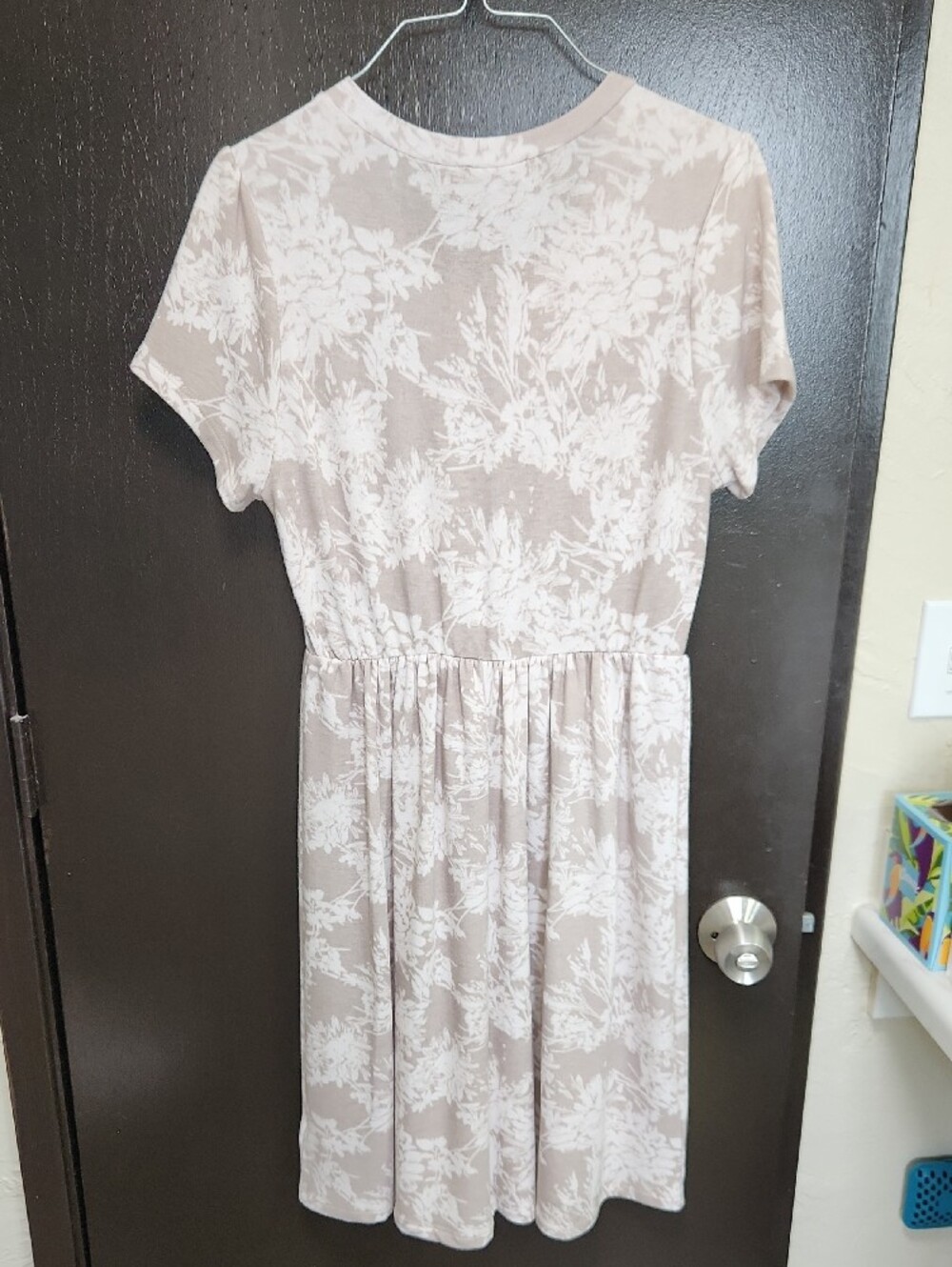 Taupe and Cream Floral Short Sleeve Dress - Picture 3 of 4